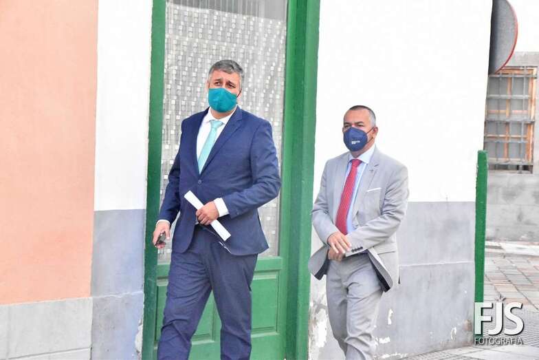 Servando Hernández (i) junto al también edil Álvaro Monzón, esta mañana en San Juan/Francisco Javier Santana.